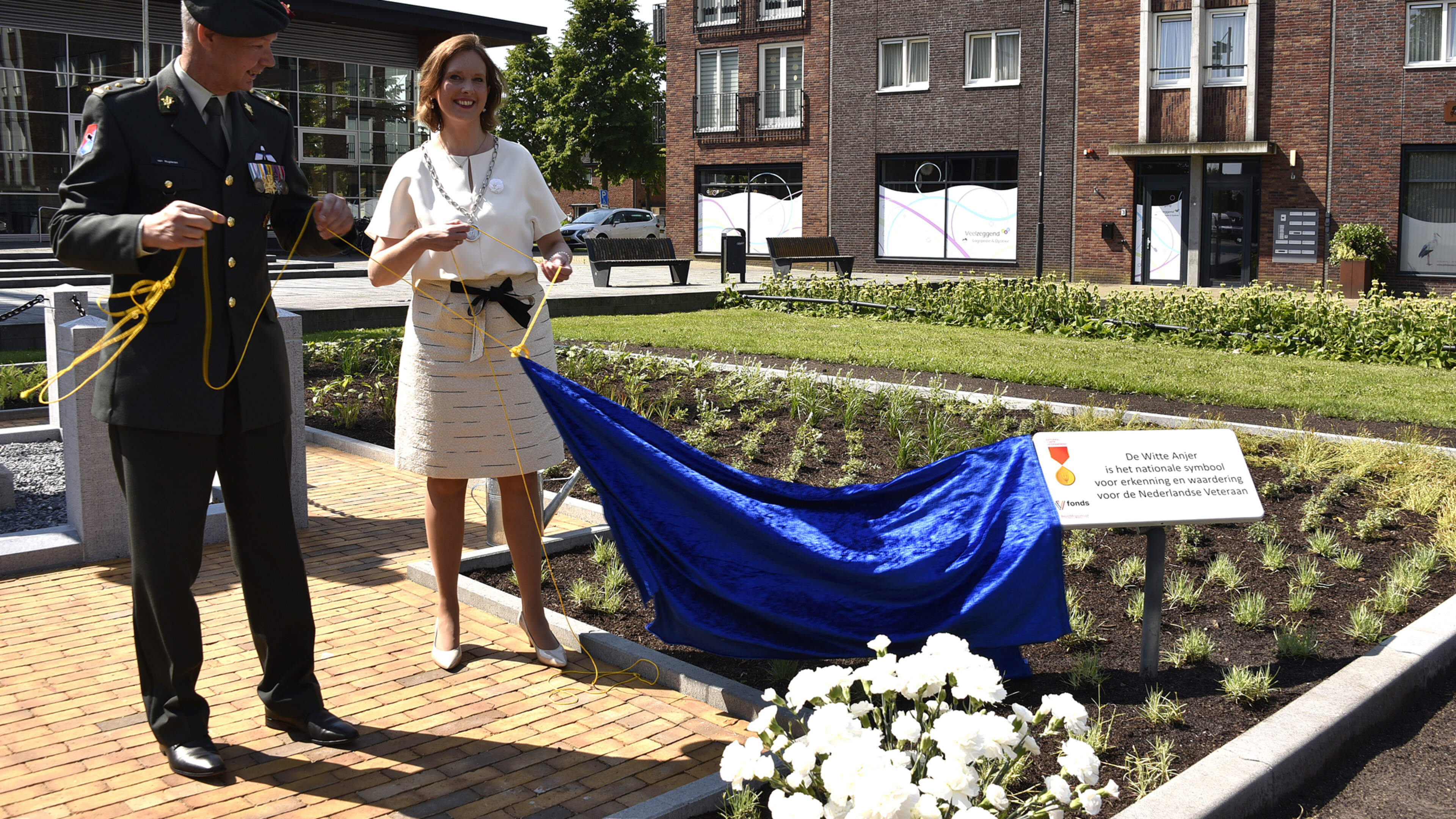 Witte Anjerperk bij gemeentehuis in Wolvega is een plek voor erkenning, herinnering en verbinding